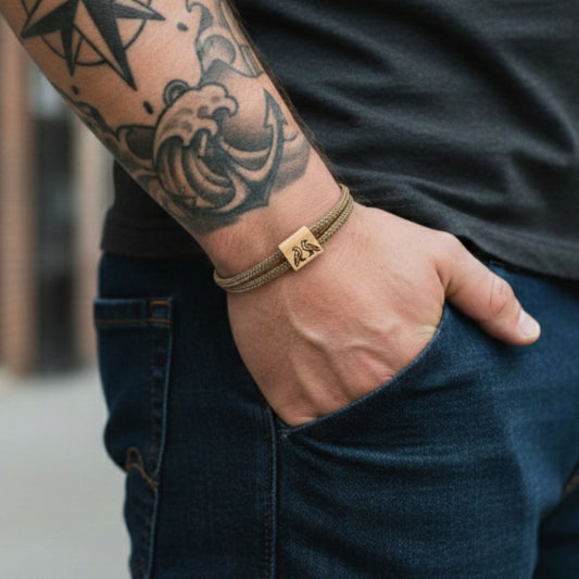 Graviertes nordisches Armband aus Kirschholz – Wikinger-Symbole