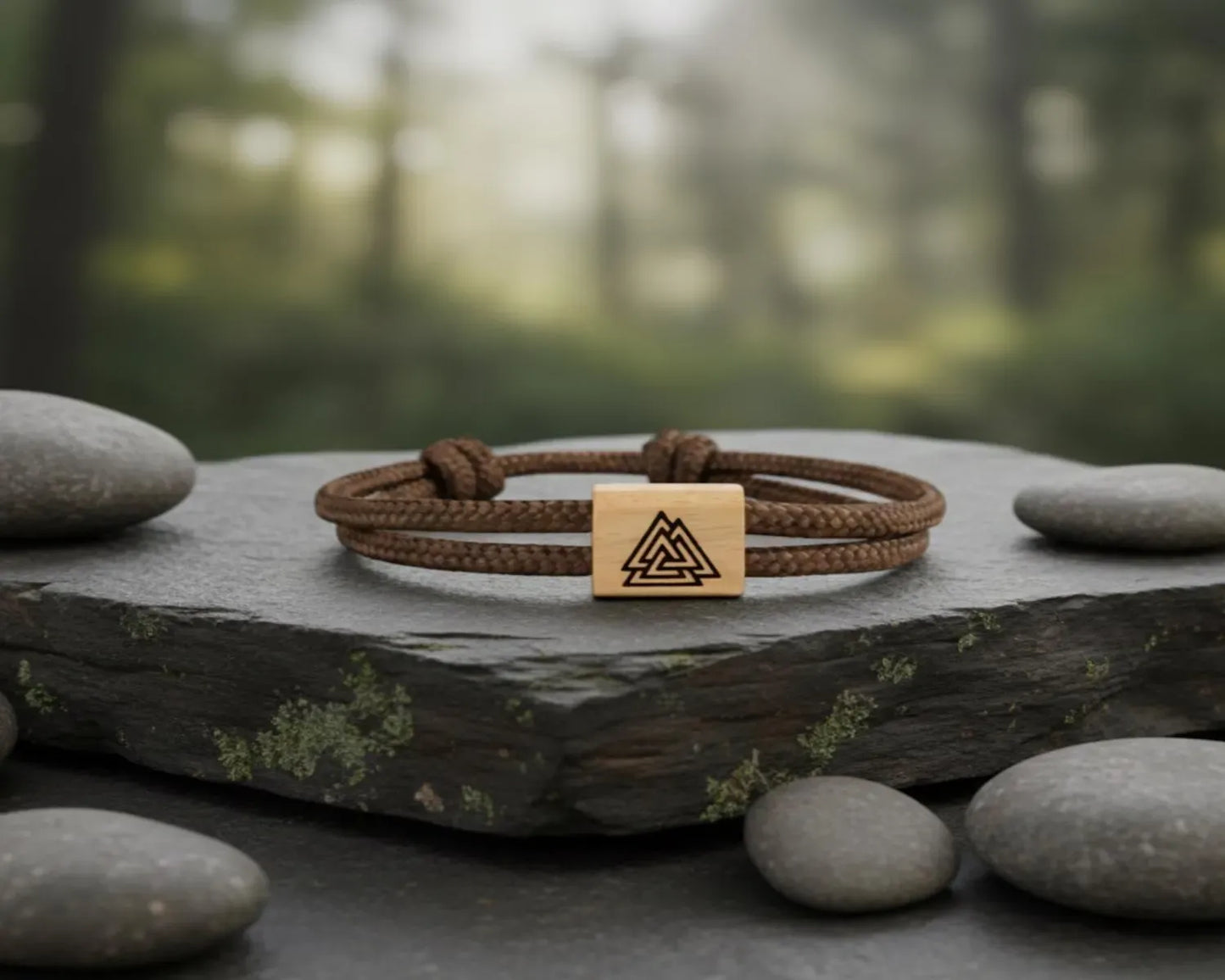 Graviertes nordisches Armband aus Kirschholz – Wikinger-Symbole