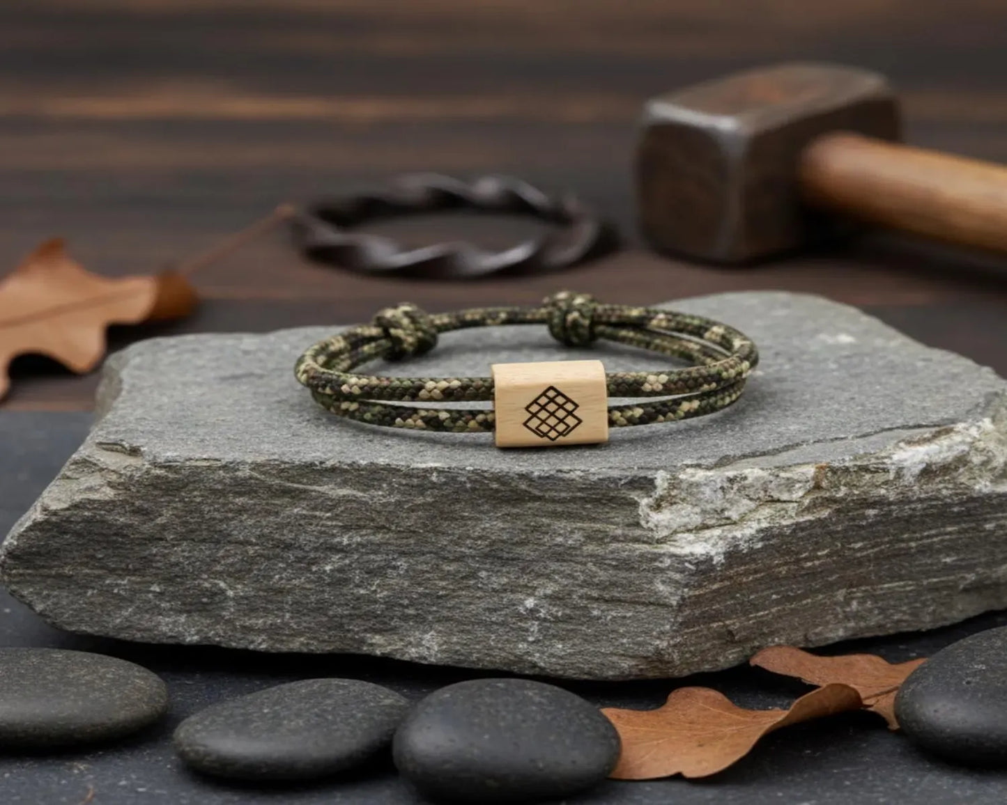 Graviertes nordisches Armband aus Kirschholz – Wikinger-Symbole