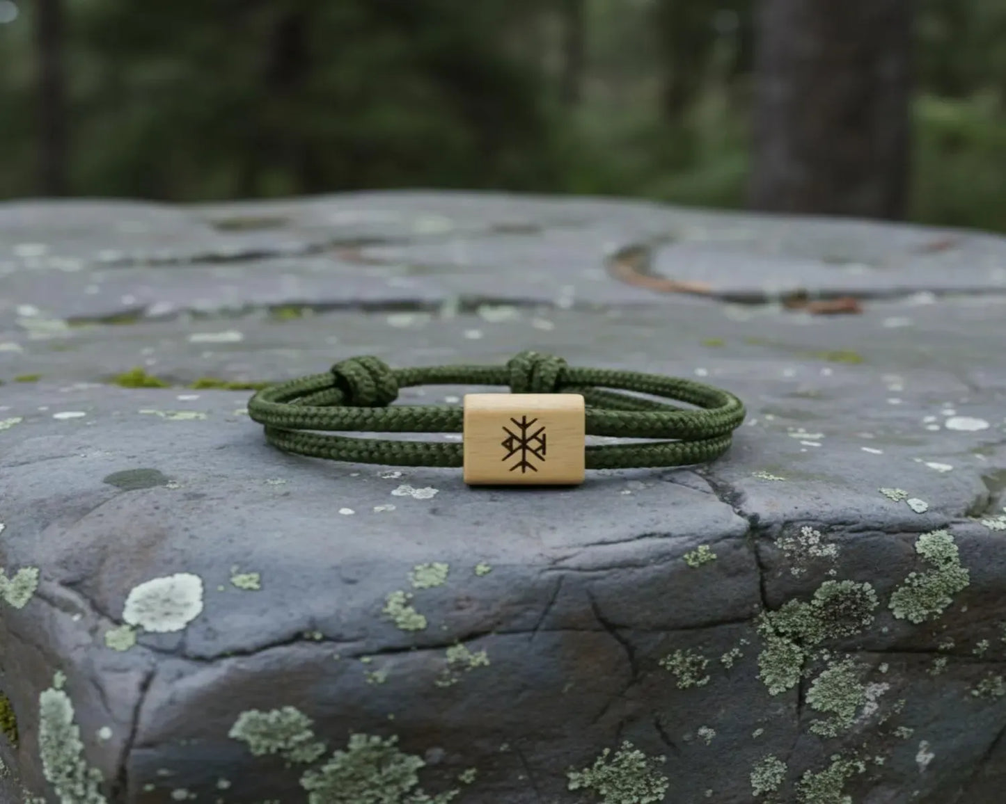 Graviertes nordisches Armband aus Kirschholz – Wikinger-Symbole