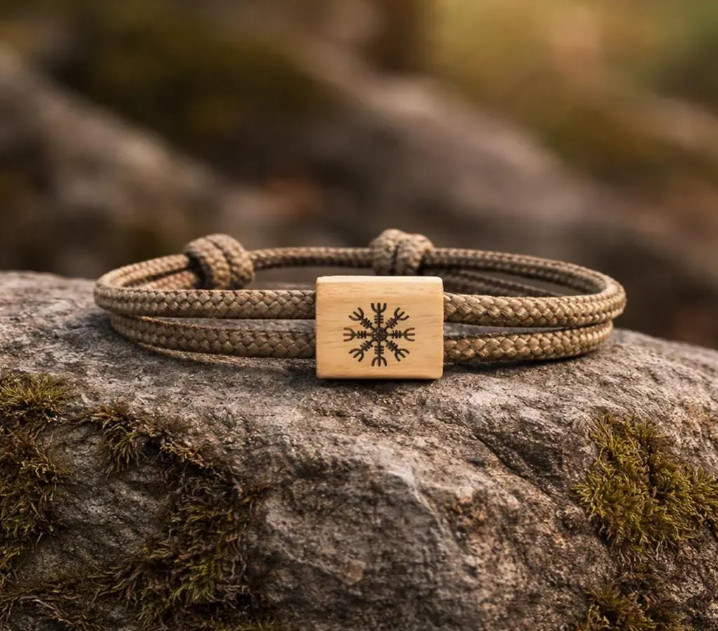 Graviertes nordisches Armband aus Kirschholz – Wikinger-Symbole